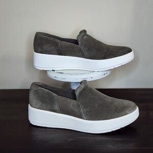 Clarks Suede Slip On Shoes Women's Size 8.5 Ultimate Comfort Cushion Feel